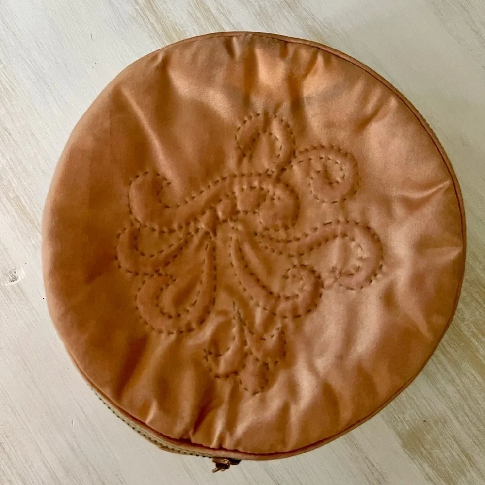VINTAGE, ROUND 5 1/2” MAKEUP BAG WITH POWDER PUFF. ZIPPER CLOSURE.